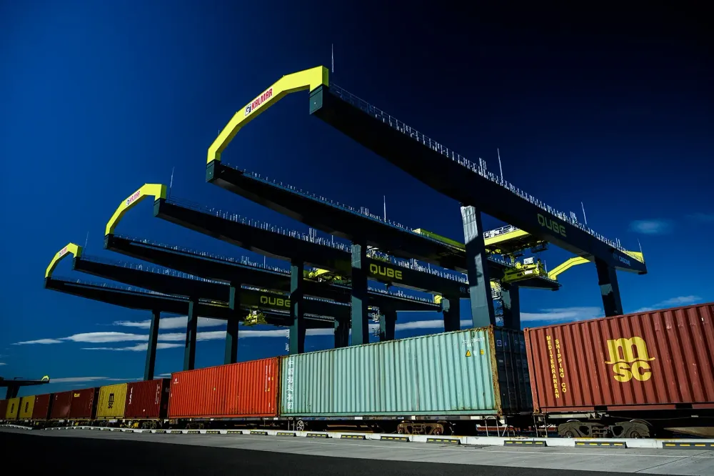 02_container-cranes-night.webp