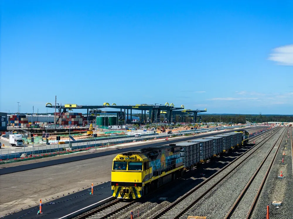 03_container-terminal-train.webp