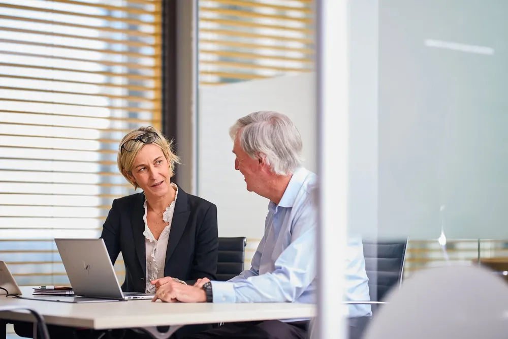 04_office-meeting-laptop.webp