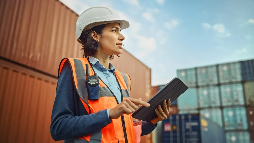 05_port-operations-worker-tablet.webp